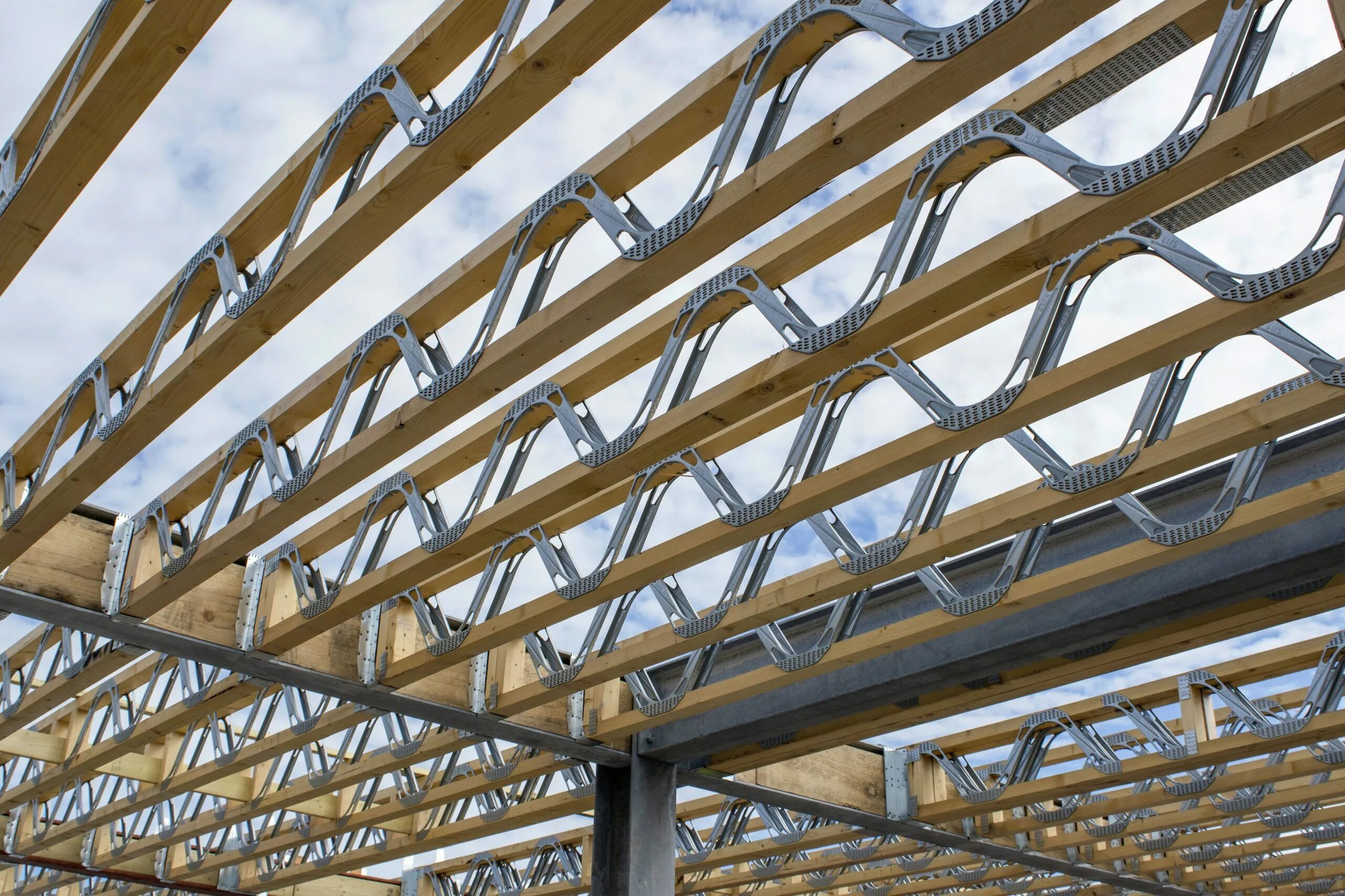 Металлические балки перекрытия. Металлоконструкции перекрытия. Балка здания. Большепролетные металлические балки. Металлический каркас производственного здания.