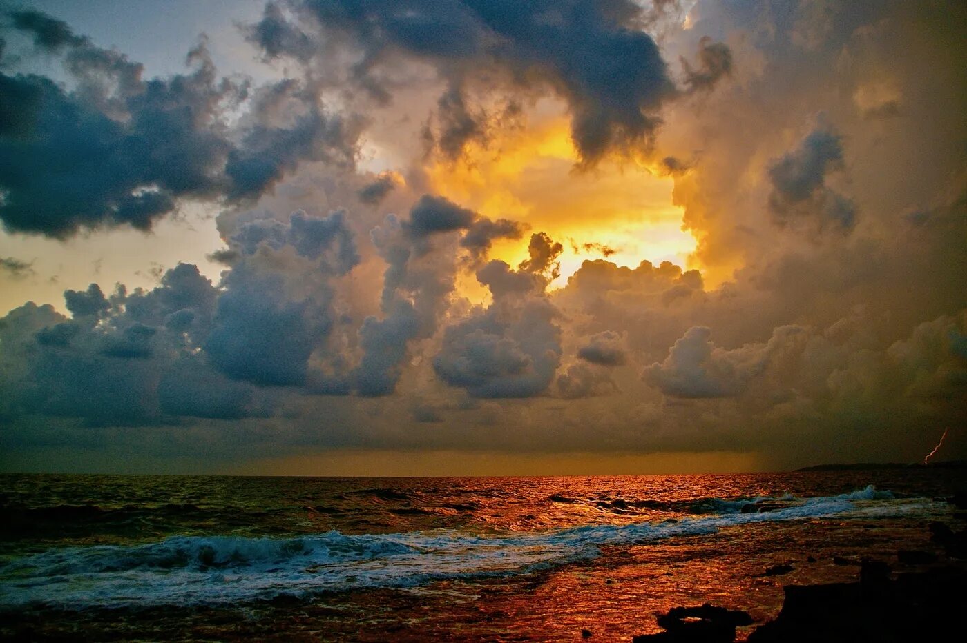 гроза в степи. вертикальные бури. море перед бурей. шторм и солнце. грозовое небо.