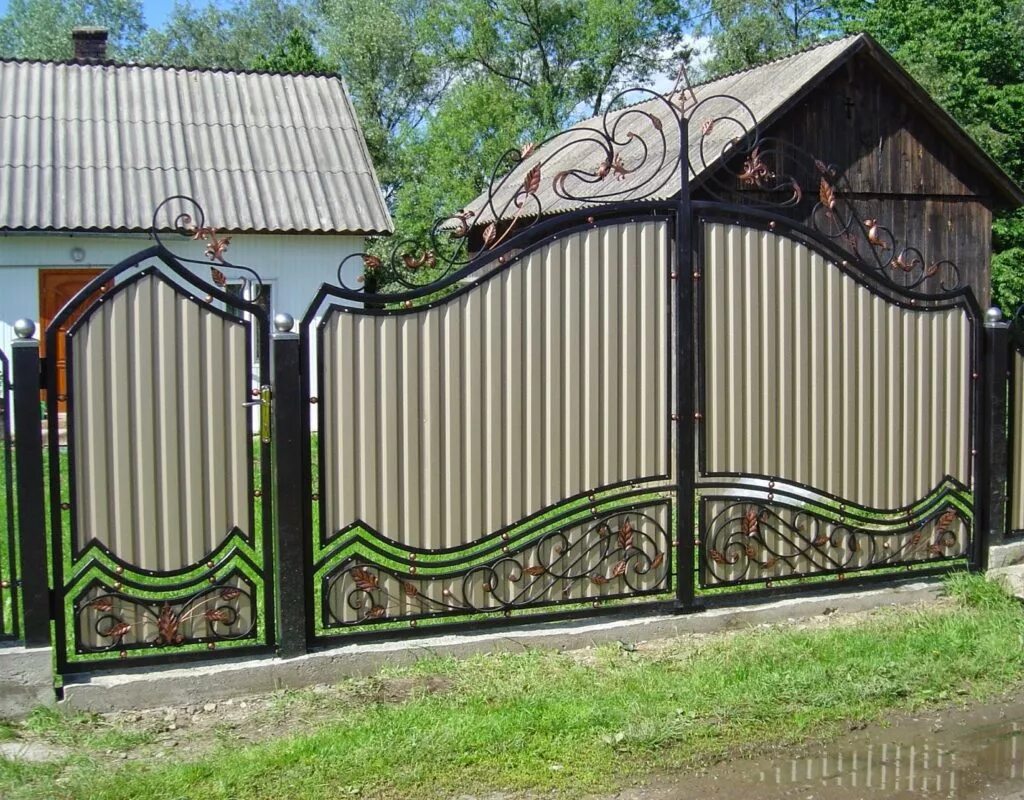 Красивый забор. Красивые ворота из профнастила. Красивый забор с воротами. Кованые ворота с металлопрофилем. Забор и ворота для частного дома фото