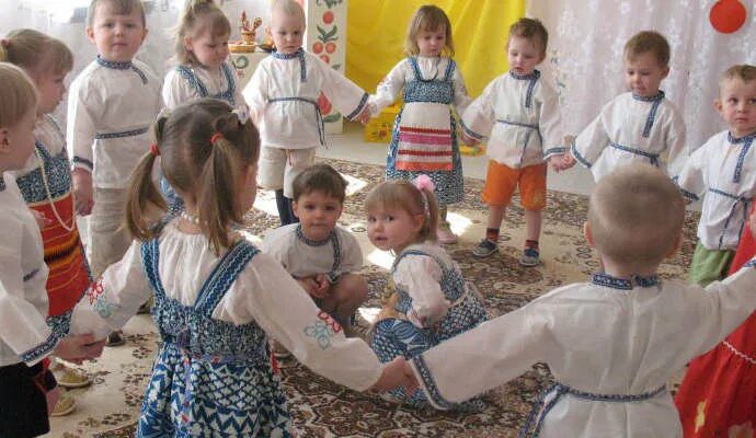 Хороводная игра заря заряница. Народные игры в детском саду. Хороводные народные игры для дошкольников. Народная подвижная игра «гори, гори ясно». Народные хороводные игры для детей.