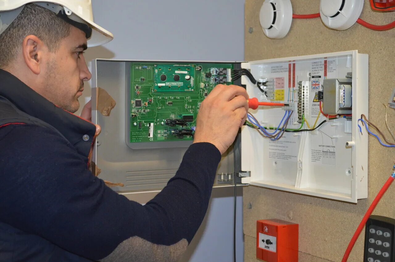 Охранно-пожарные системы. Монтажник пожарной сигнализации. Апс пожарная сигнализация. Монтаж охранно-пожарной сигнализации. Монтаж слаботочных систем апс.