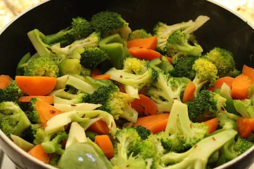 Капуста брокколи витамины. Брокколи витамины. Брокколи цветная капуста морковь. Брокколи в горшке. Брокколи и витаминки на столе.