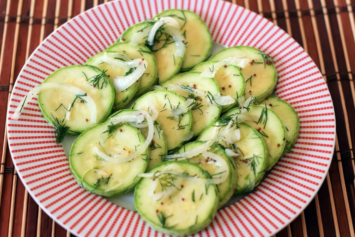 Жареные кабачки с чесноком. Кабачки в кляре с майонезом и чесноком. Кабачки в чесночном соусе. Кабачки маринованные маленькие. Фаршированные кабачки пенечки.