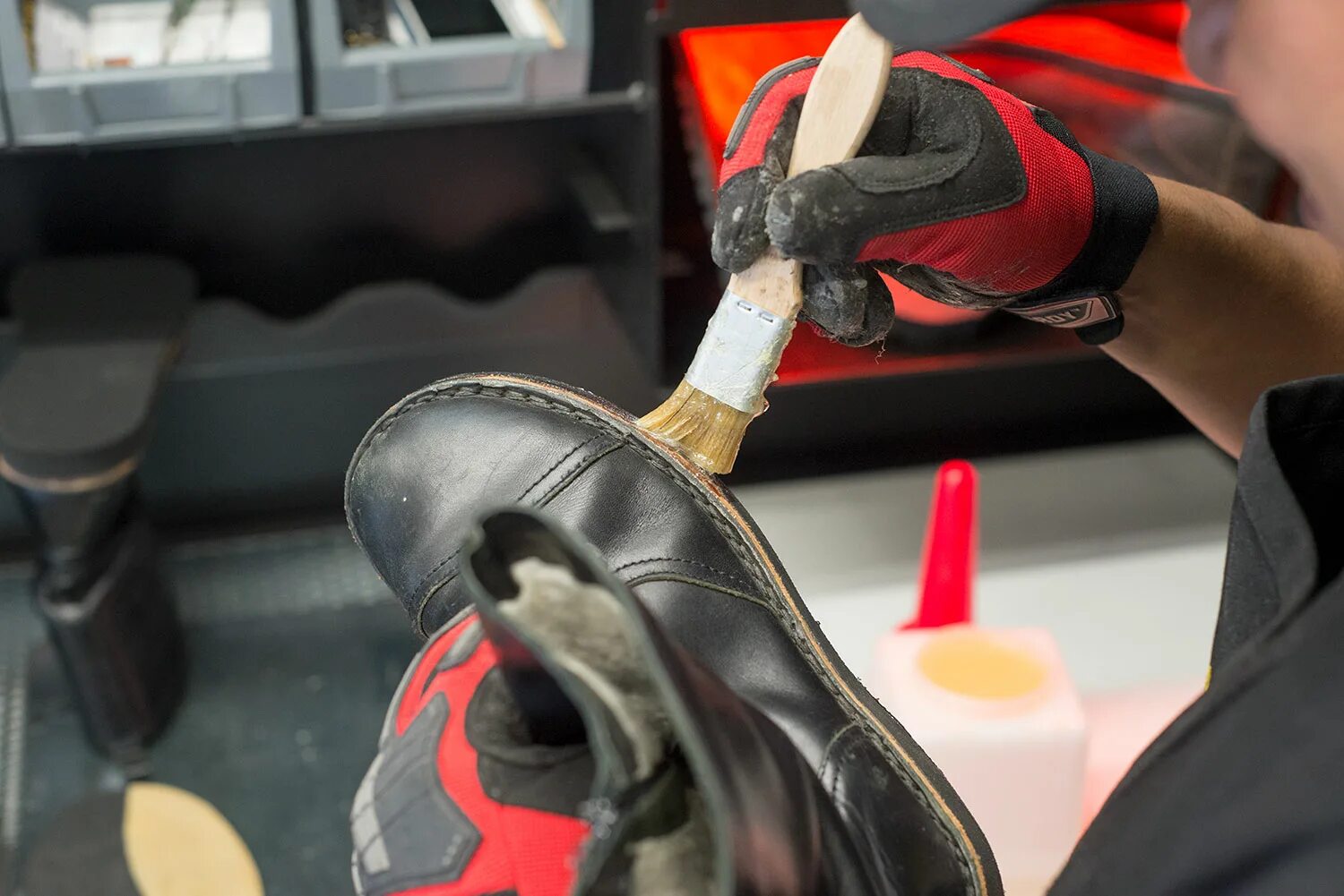 Обувная мастерская. Супинатор в обуви ремонт. Инструменты для ремонта обуви. Материалы для обувной мастерской. Качественный ремонт обуви