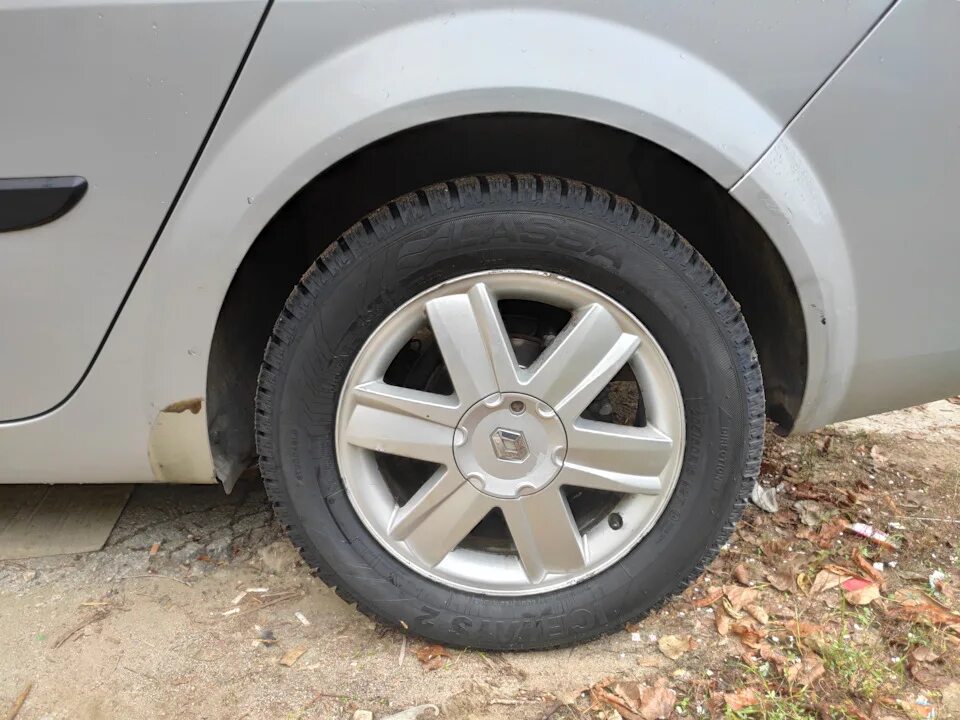 Шины рено меган 2. Шины рено меган 2. Renault megane 2008 универсал. Рено клио 2 диски. Диски рено меган 2 r17.