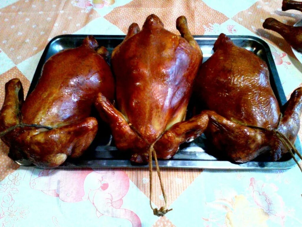 куры домашнего копчения. куры копченые. копченая курочка. копченая курочка. курица горячего копчения.