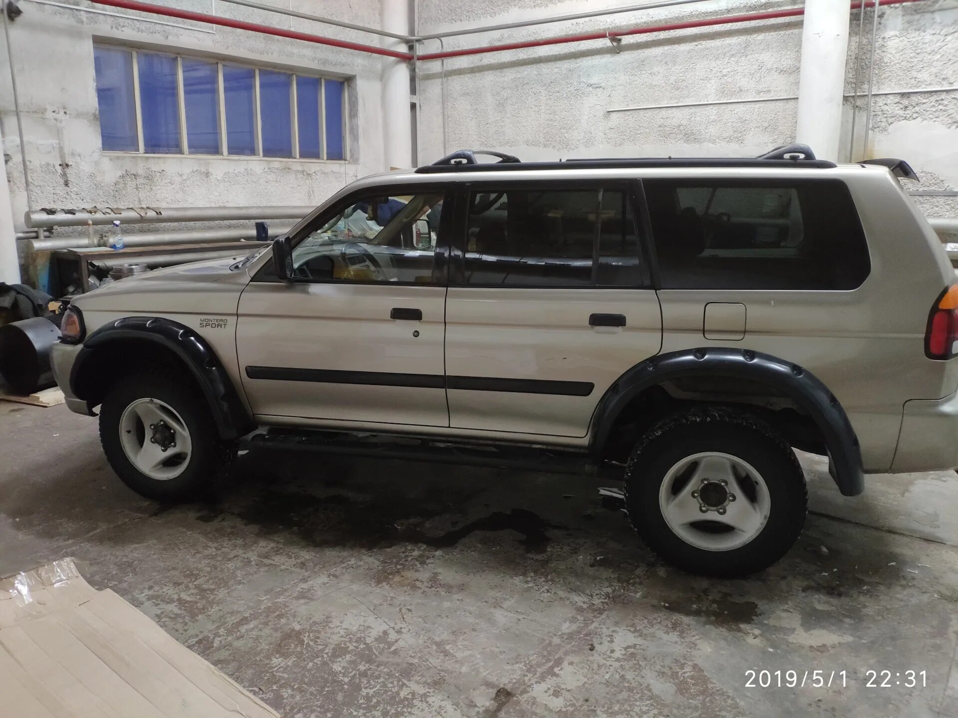 Mitsubishi pajero sport 1 расширители арок. Арки монтеро спорт. Расширитель монтеро спорт. Расширители арок на митсубиси паджеро спорт 2. 255/65 r16 на паджеро ио.
