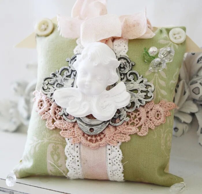 игольница пинкип своими руками. лоскутные изделия. игольница подушечка своими руками. подушка швеи. ткань для игольницы.