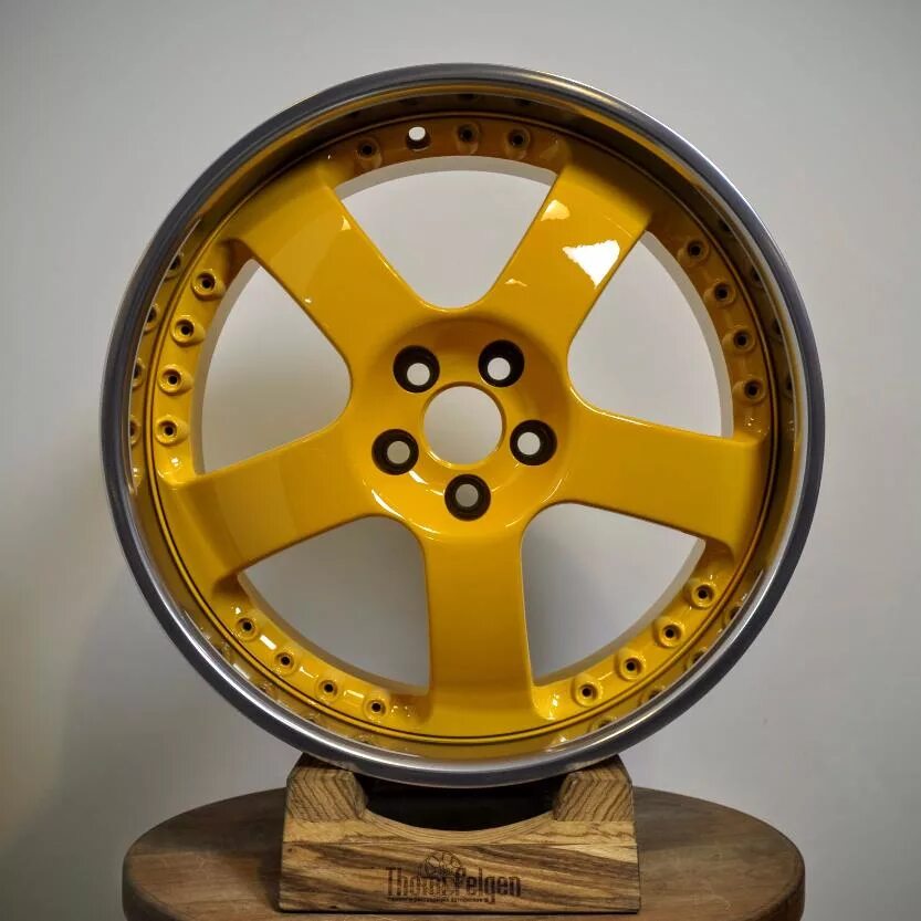 необычные литые диски. диски шмидт революшен. оригинальные автомобильные диски. диски forgiato bmw. диск red wheel rs-trophy white.