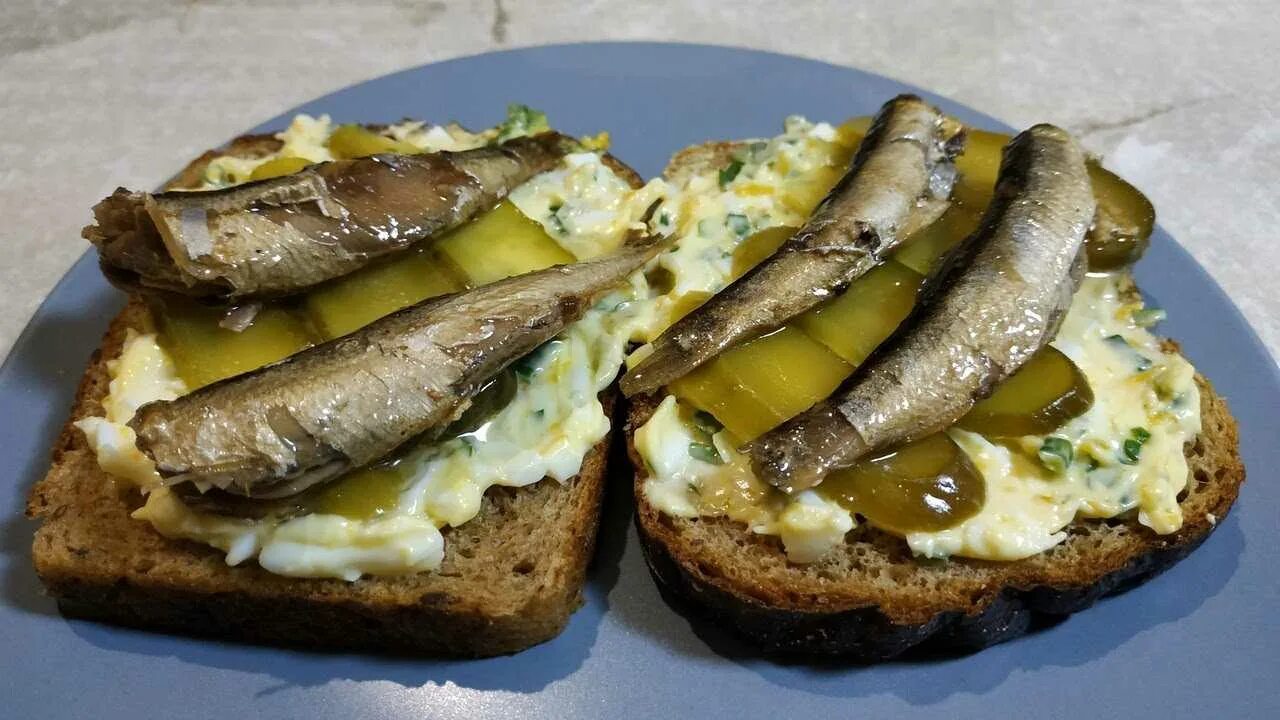 Тартинки со шпротами. Шпроты с черным хлебом и огурцом. Еврейская закуска со шпротами. Чиабатта со шпротами.