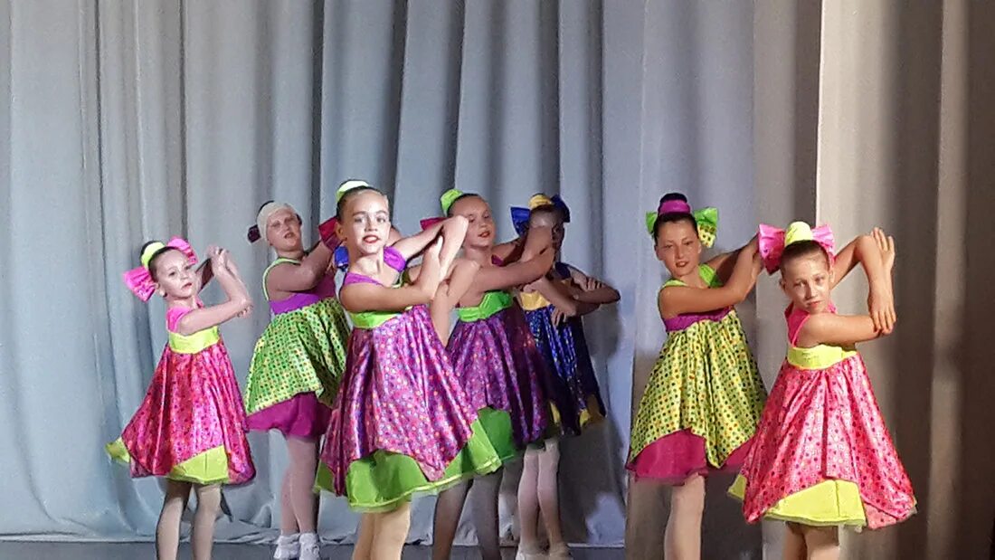 танец улыбок в детском саду