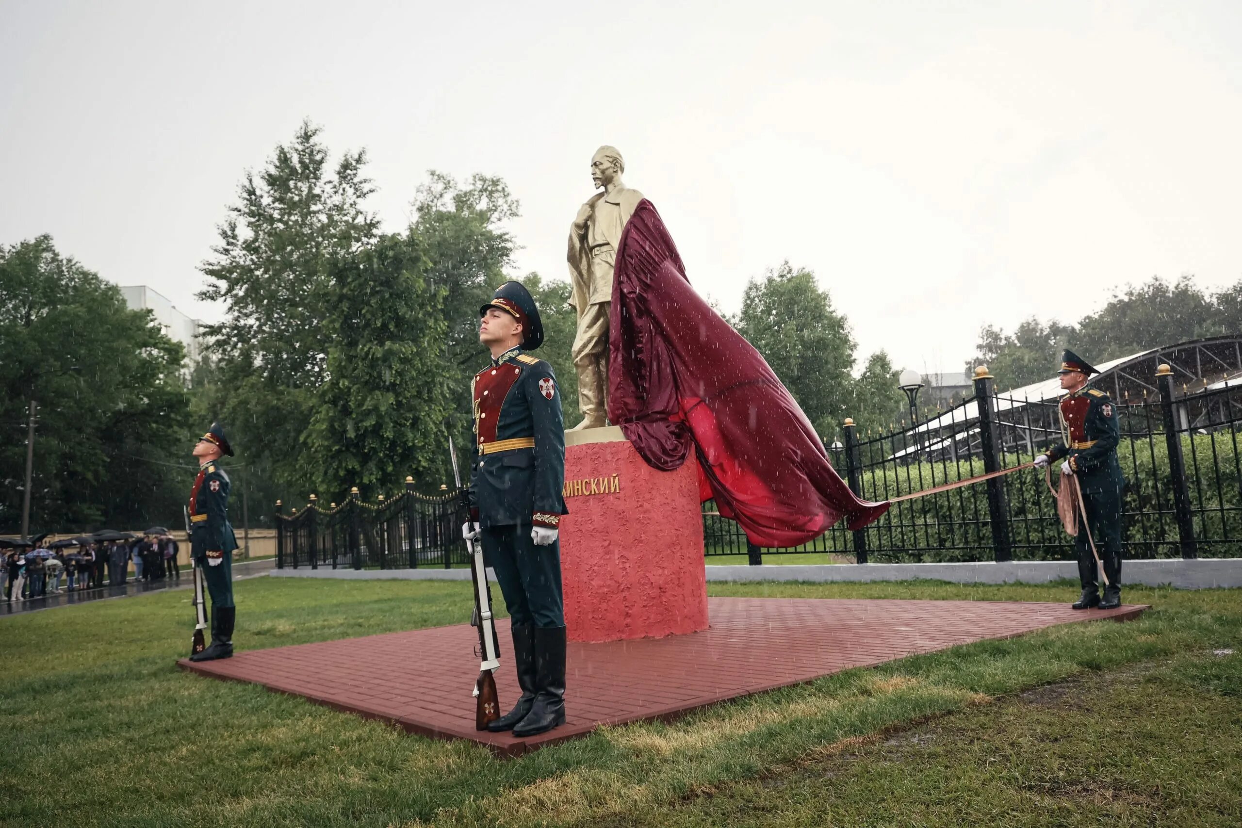 День дивизии дзержинского. Памятник Дзержинскому в Балашихе. Памятник дивизии Дзержинского. Памятник гвардейцу Семеновского полка.