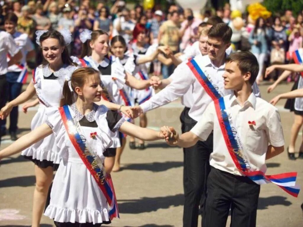 Вальс на выпускной 2024. "Школьный вальс" цывлакова. Школьный выпускной. Вальс на последний звонок. Выпускники школы.