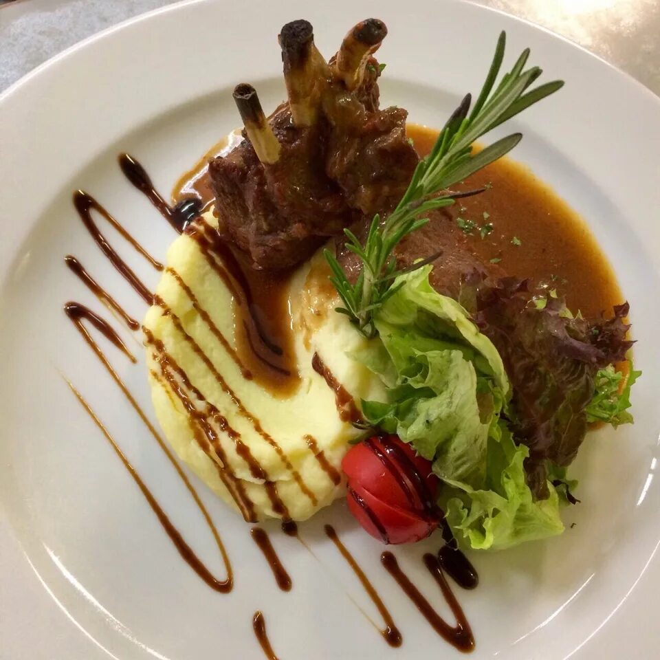 Ресторанные блюда. Горячее блюдо от шеф повара. Украшение блюд в ресторане. Горячее блюдо от шеф повара. Ресторанные блюда мясо.