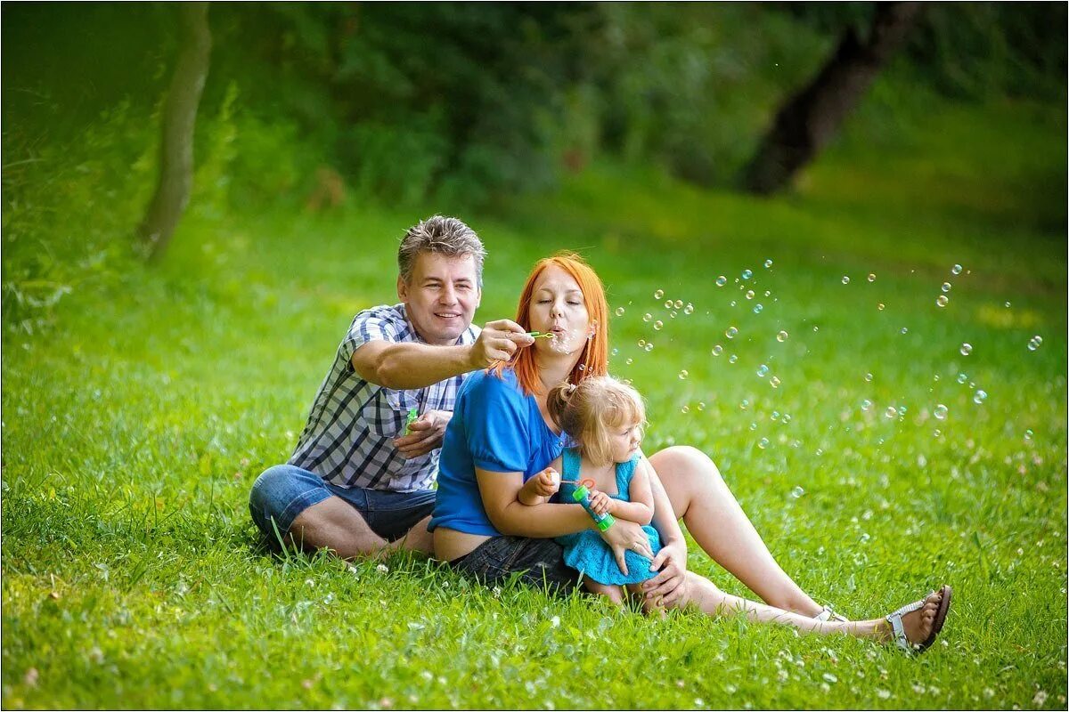 Семья с детьми до 7 лет. Семья на природе. Семейная фотосессия на природе летом. Родители с детьми на природе. Фотосессия семьи на природе.