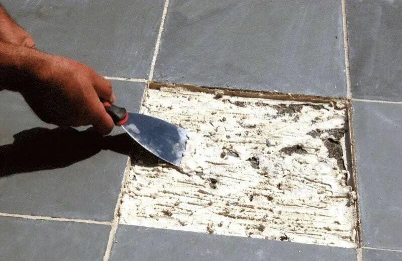 Приклеить плитку на старое место. Приклеивание плитки. Приклеить плитку на старое место. Отошла плитка в ванной на стене причины. Укладка керамической плитки на стену.