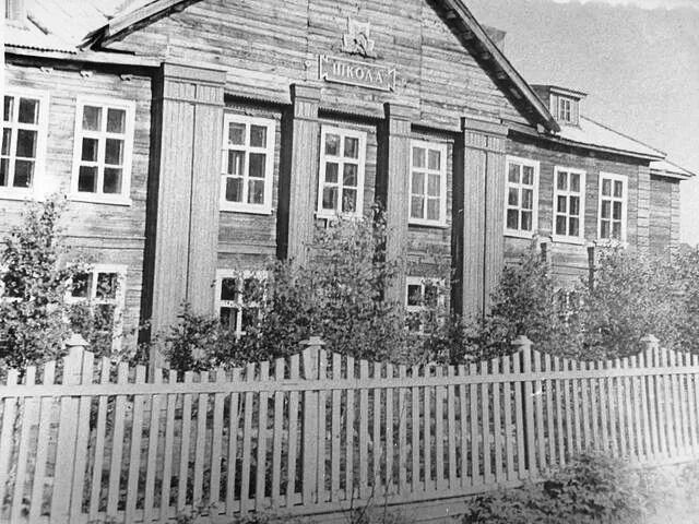 Старая school. Школа в 1953 году в Сортавала. Монгохто школа 37. Старая деревянная школа. Деревянное здание школы.