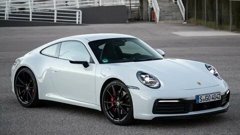 Белый Porsche 911 (992) .