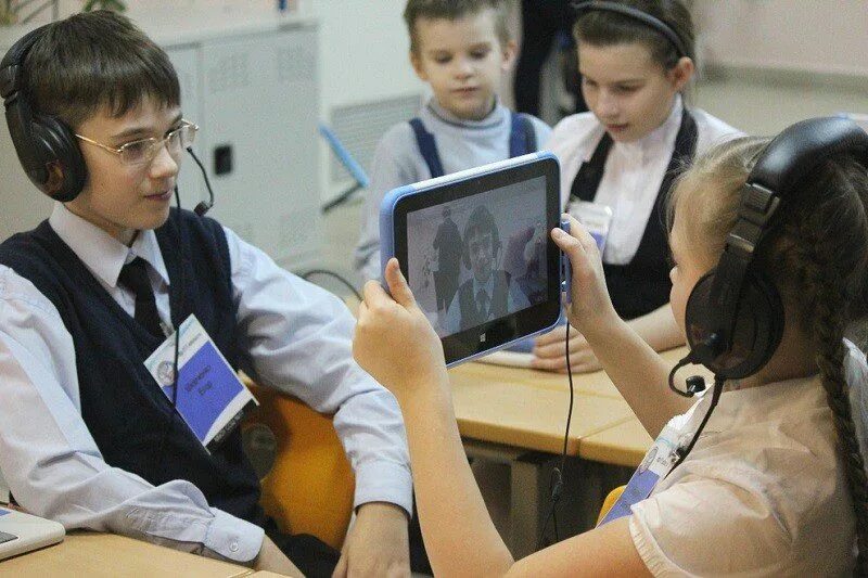 Информатизация школы. Школа техника это. Компьютерный класс с учениками. Образование будущего. Школьник с планшетом.