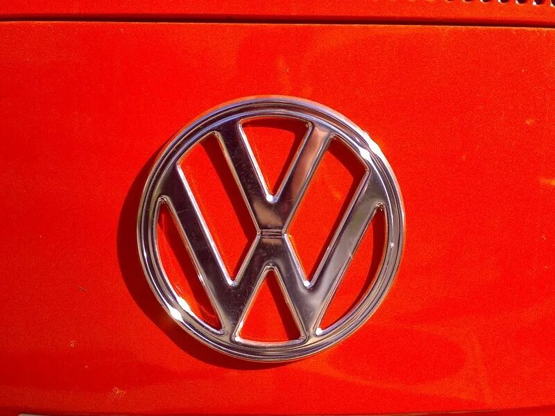 Марка фольксвагена 6. Vw das auto. Generation 6 шильдик фольксваген. Логотип volkswagen в 1941. Gurt anlegen фольксваген.