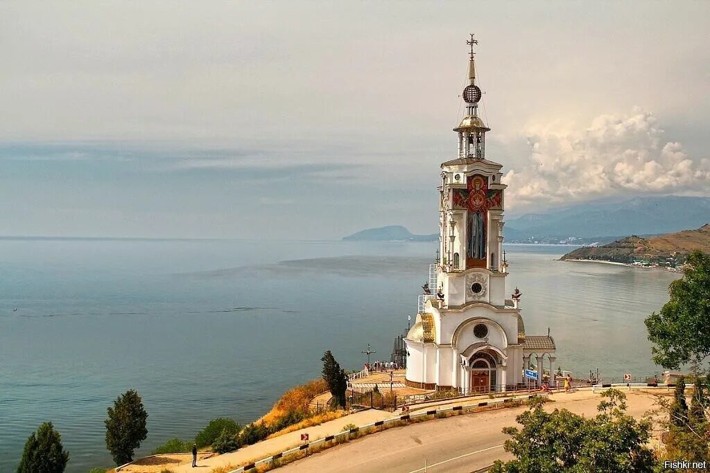 Храм-Маяк святителя Николая Чудотворца. Храм Маяк в Крыму Малореченское. Храм святителя Николая в Крыму Малореченское. Храм-Маяк святителя Николая Чудотворца (село Малореченское).