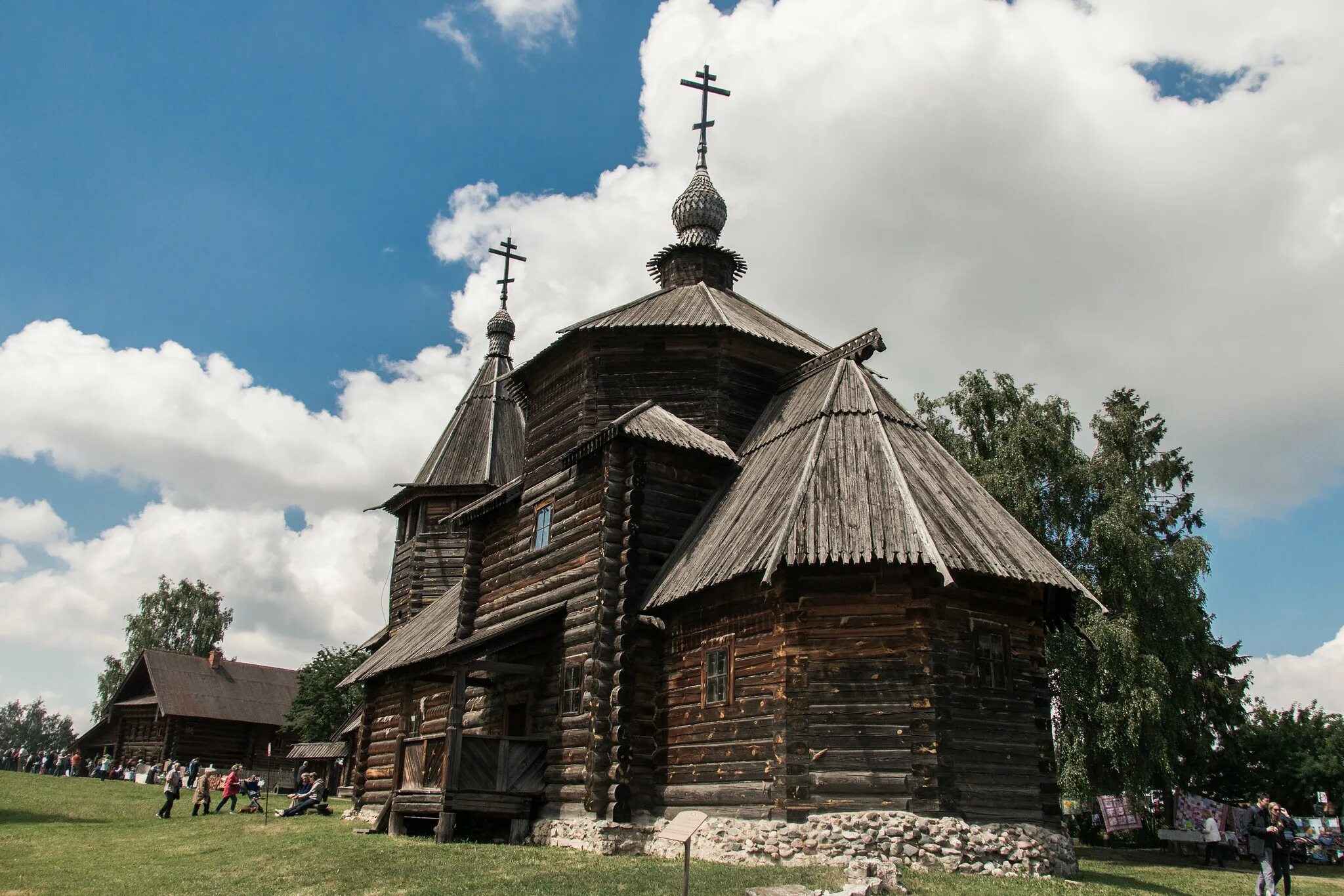 В каком городе находится деревянного зодчества. Троицкий монастырь Суздаль. Троица в музее деревянного зодчества Суздаль. Музей деревянного зодчества в Суздале. Суздаль 15 век.