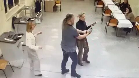 Девушка залила зеленкой избирательные бюллетени