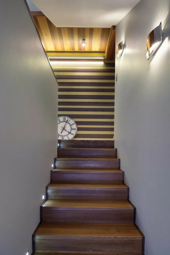 Потолок ступеньки. Подсветка лестницы. Лестница в частном доме. Освещение лестницы в частном доме. Светильники вдоль лестницы.