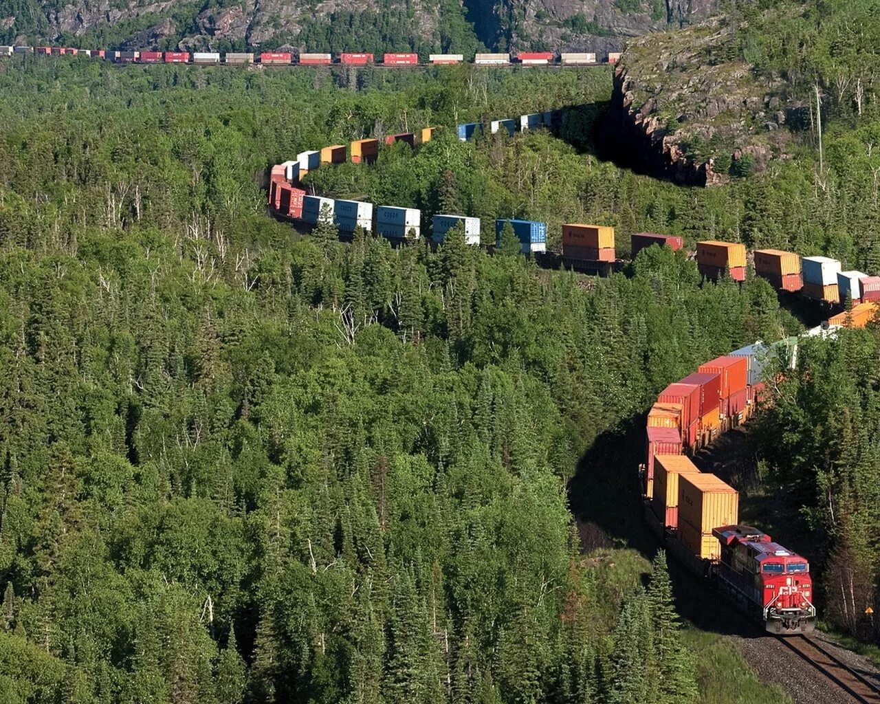 Длинные вагоны поездов. Самый длинный поезд в мире 682 вагона. Канадская Тихоокеанская железная дорога. Самый длинный товарный поезд в мире. Транссибирская магистраль.