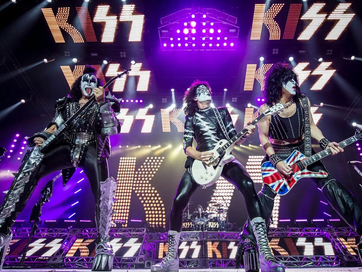 Группа Kiss 2021. Kiss группа концерт. Группа Кисс на сцене. Группа Кисс фото.