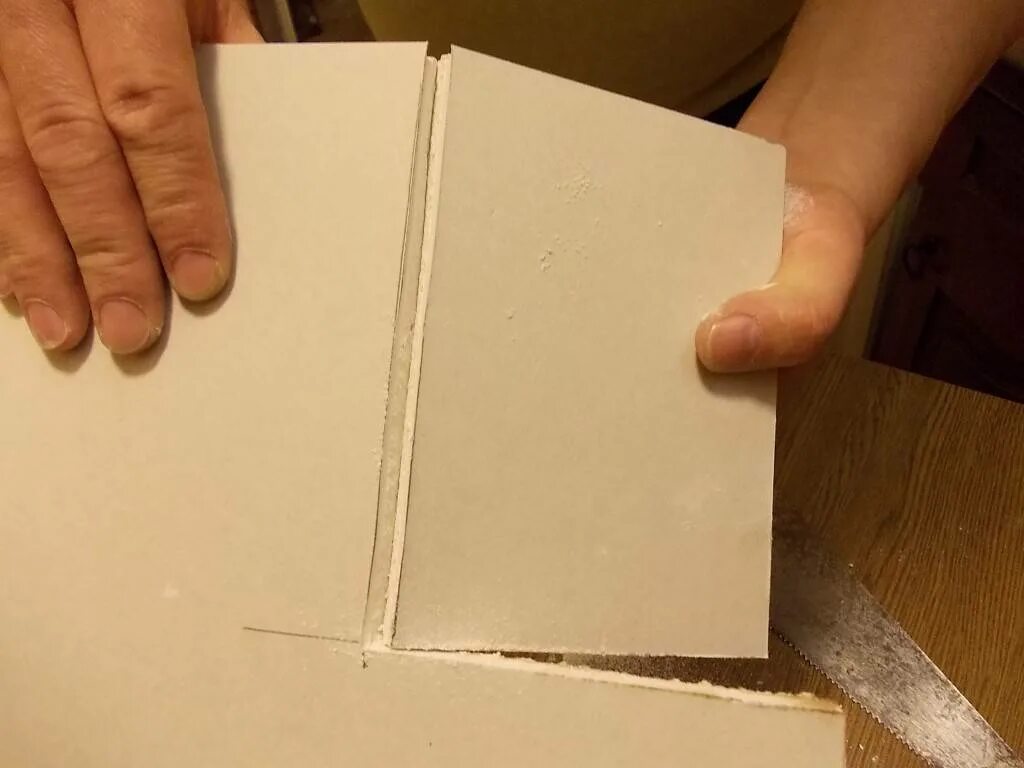 Гипсокартон отрезать. Нож для гвл кнауф. Резка гипсокартона. Отверстие в гипсокартоне. Гипсокартон разрезать.