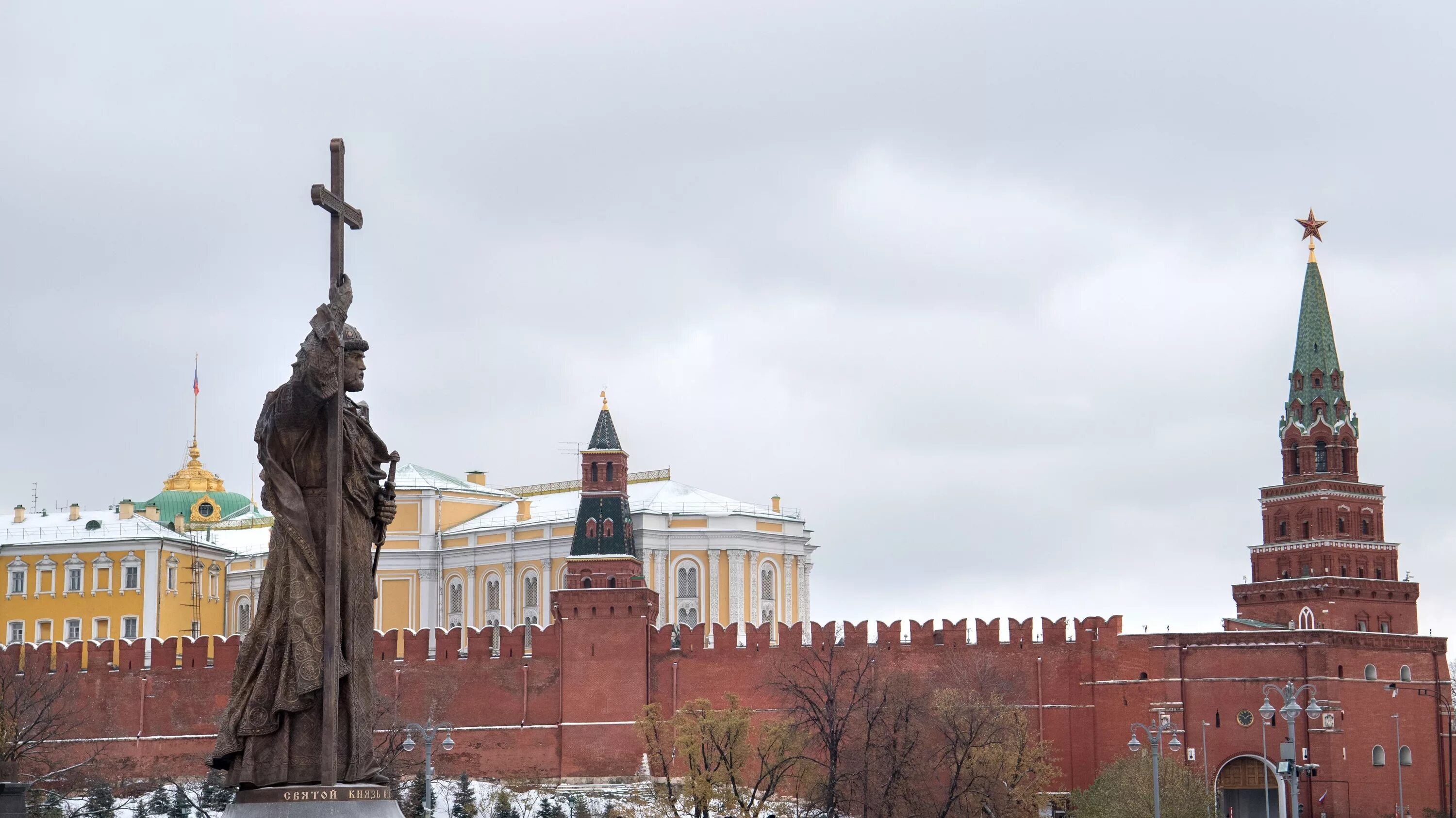 Какому владимиру памятник в кремле. Памятник на красной площади в Москве князю Владимиру. Памятник князю Владимиру на Боровицкой площади.