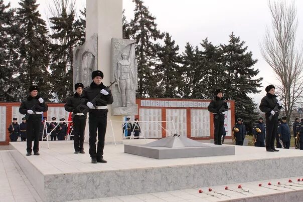 Погода рп5 крыловская ленинградский район. Вечный огонь Крыловского района Краснодарского края. Вечный огонь станица Крыловская Крыловского района. Станица Крыловская Краснодарский край. Парк в ст Крыловская Крыловского района.