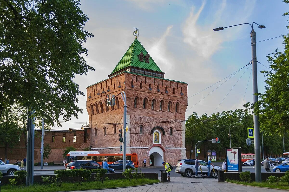 Дмитриевская (Дмитровская) башня Нижегородского Кремля. Нижний Новгород Дмитриевская башня. Зачатьевская башня Нижегородского Кремля. Площадь Минина и Пожарского Нижний Новгород. Нижегородский кремль имеет 88 башен