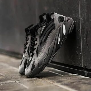 Adidas boost 700