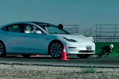 Пугающее видео тестирования автопилота Tesla на детях стало вирусным Авто & Мото