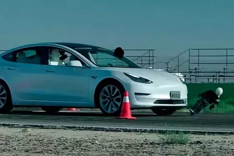 Пугающее видео тестирования автопилота Tesla на детях стало вирусным.