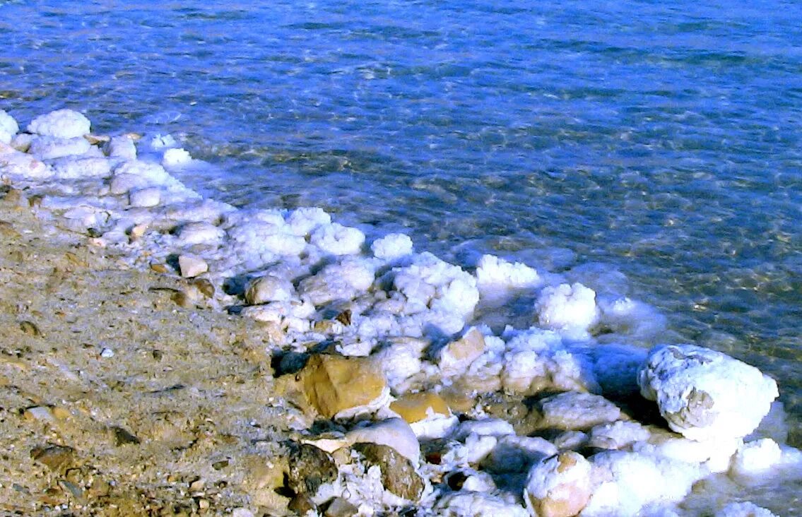 Мировой океан соленый. Соль мёртвого моря. соль в океане. соленая морская вода. соль на побережье.