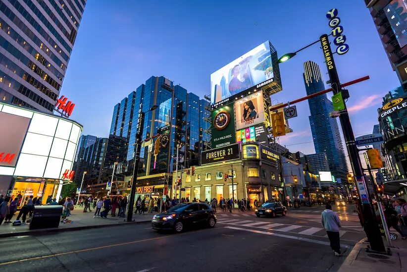 Gone street. Янг-стрит в торонто канада. йонг стрит. toronto yonge street. торонто йонг дандас сквер.