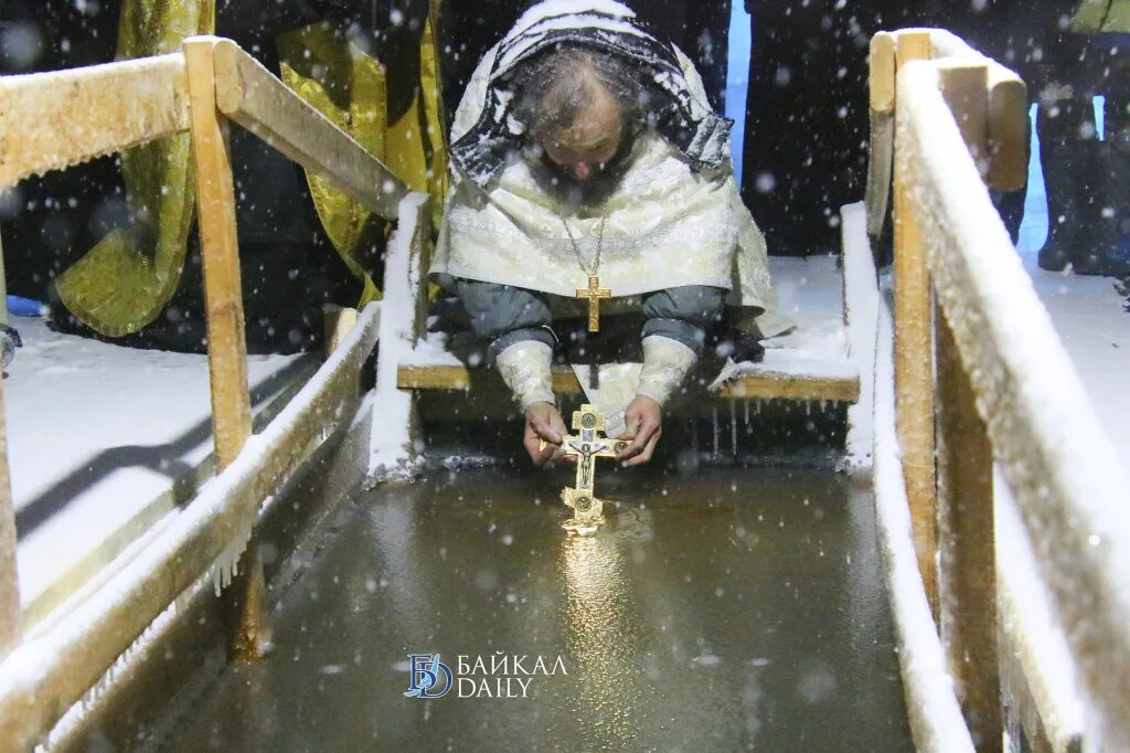 Перед крещенской водой. О крещенской воде. Освящение воды на крещение. Крещение на Байкале.