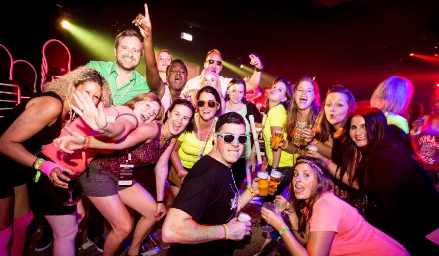 американские подростки на вечеринке. рейверы в россии. американская вечеринка. тусовка в клубе. вайб тусовки.