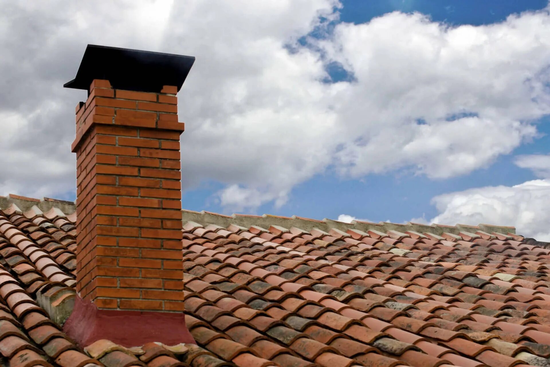 Дымовая труба дымоотвод. Дымоотводящая кирпичная труба. Труба на кровле. Дымоходы кирпичные в домах. Вентиляционная труба на крышу.