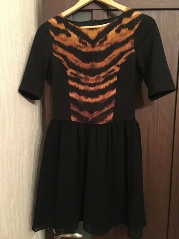 Платье помпа. Платье pompa фуксия. Женские платья на вешалке. Платья женское бу. Платья женское бу.