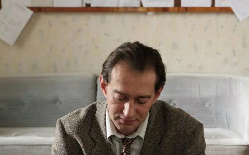 Географ глобус пропил фильм 2013. Хабенский константин географ. Географ глобус пропил фильм 2013. Виктор служкин географ глобус пропил. Константин хабенский учитель глобус пропил.