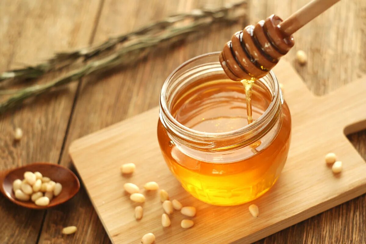 Ложка для меда. Мед на ложке женские руки. Коричневый мед в ложке. Мед улучшает память. Бешеный мед