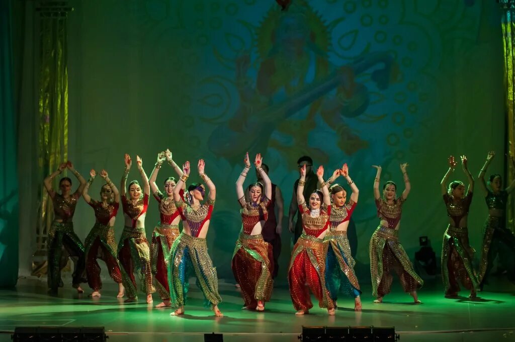 Сарасвати Котлас ансамбль. Танцевальный коллектив Сарасвати. Индийские танцы Сарасвати. Котлас индийские танцы.