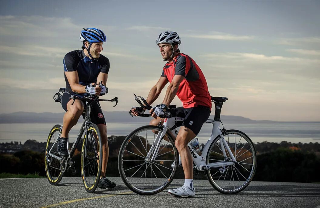 Cycling Велоодежда. Мужчина на велосипеде. Шоссейный велосипедист. Велосипед для велоспорта.