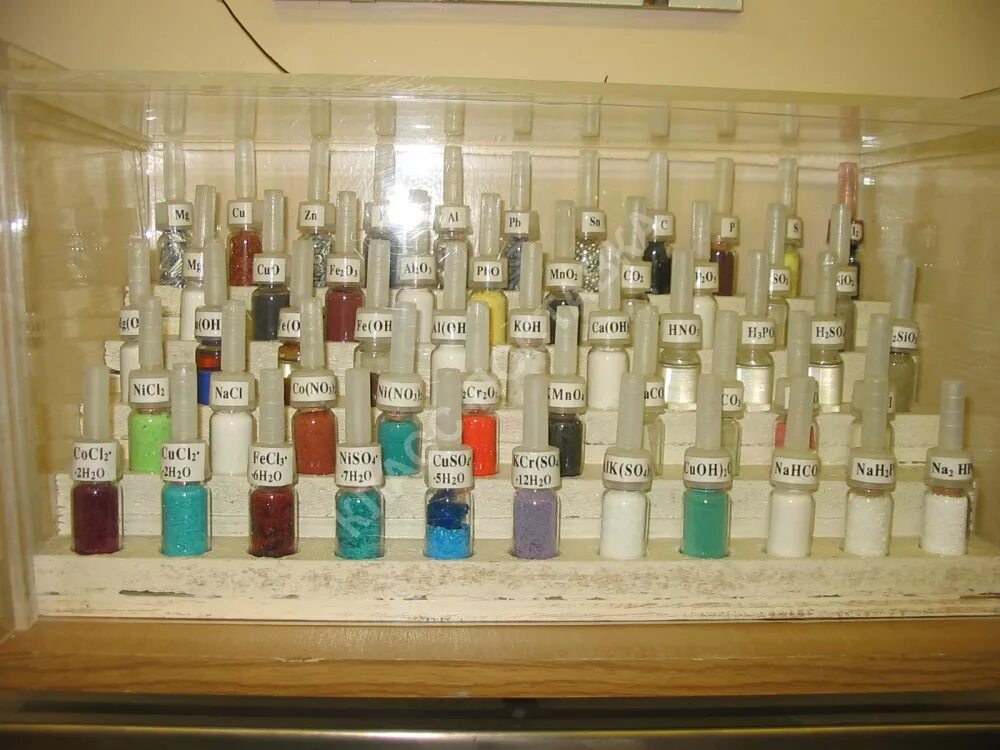 набор реактивов для школьной лаборатории. группы хранения химических реактивов в школьной лаборатории. школьные реактивы. хранилище для реактивов. реактивы для лаборатории.