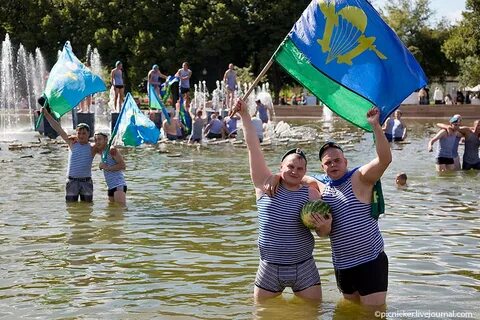 Вдвшники купаются в фонтане