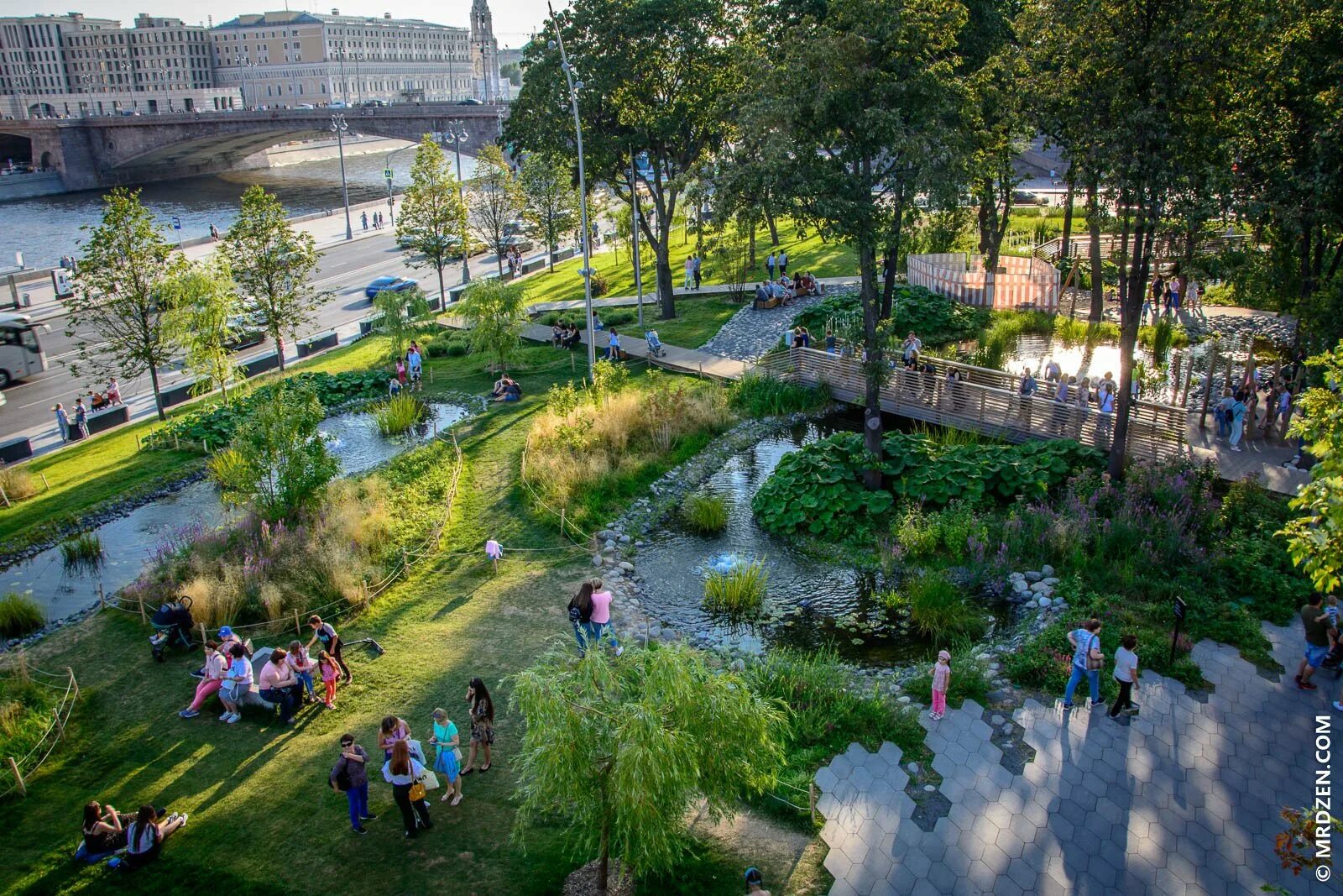 По реке до парка зарядье. Ландшафтный парк зарядье в москве. парк зарядье ландшафт. парк зарядье прибрежный лес. парк зарядье лето.